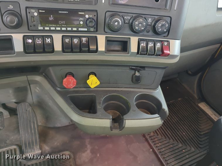 image for item NG9824 2022 Kenworth  T680 semi truck