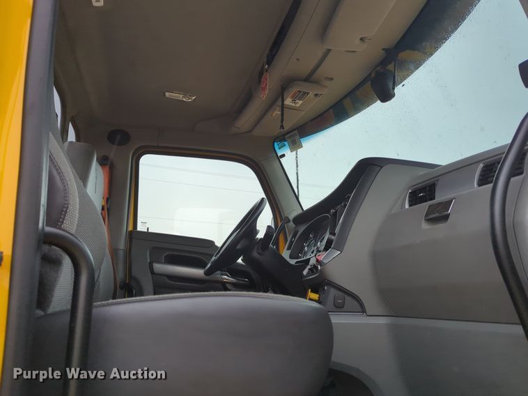 image for item NG9824 2022 Kenworth  T680 semi truck