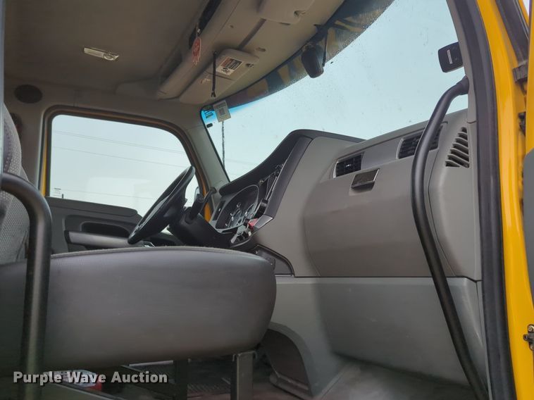 image for item NG9824 2022 Kenworth  T680 semi truck