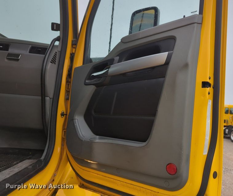 image for item NG9824 2022 Kenworth  T680 semi truck