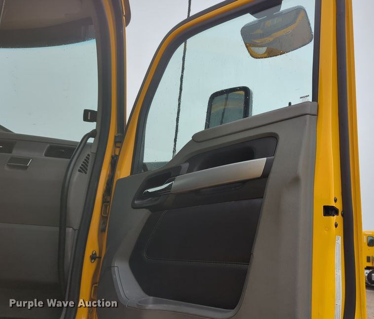 image for item NG9824 2022 Kenworth  T680 semi truck