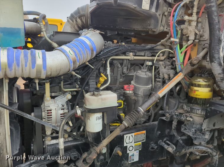 image for item NG9824 2022 Kenworth  T680 semi truck