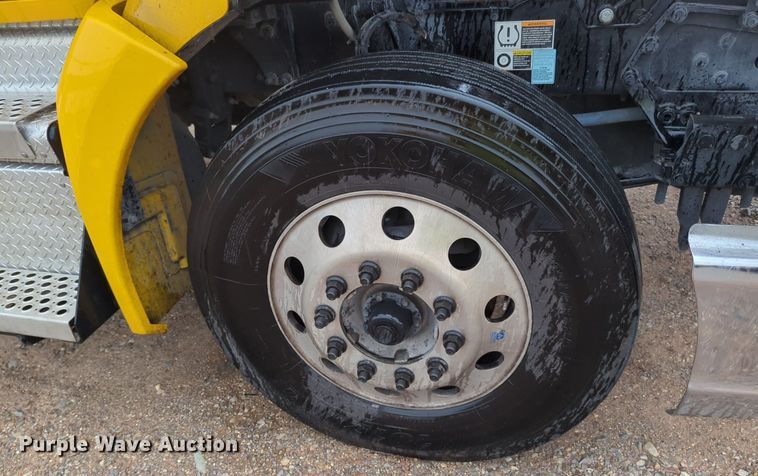 image for item NG9824 2022 Kenworth  T680 semi truck