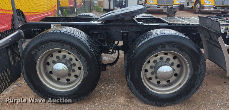 image for item NG9824 2022 Kenworth  T680 semi truck