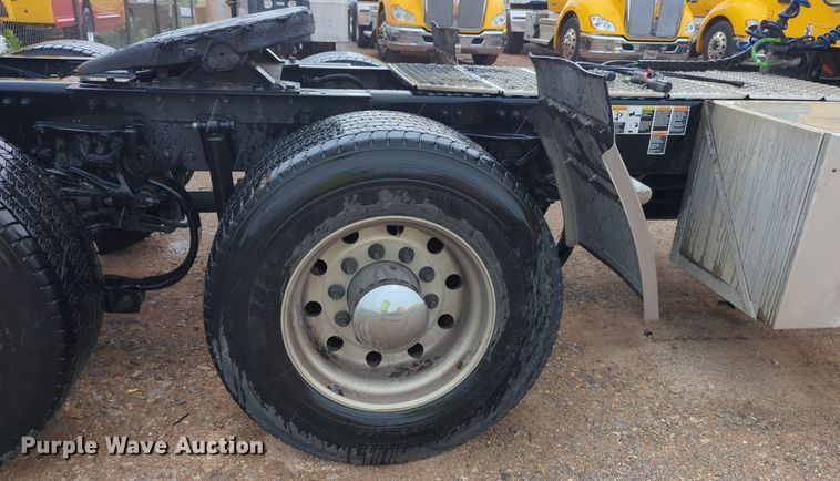 image for item NG9824 2022 Kenworth  T680 semi truck