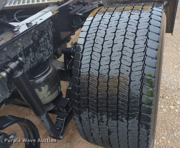 image for item NG9824 2022 Kenworth  T680 semi truck