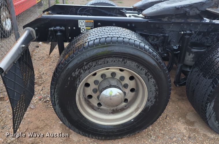 image for item NG9824 2022 Kenworth  T680 semi truck