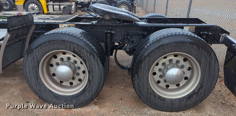 image for item NG9824 2022 Kenworth  T680 semi truck