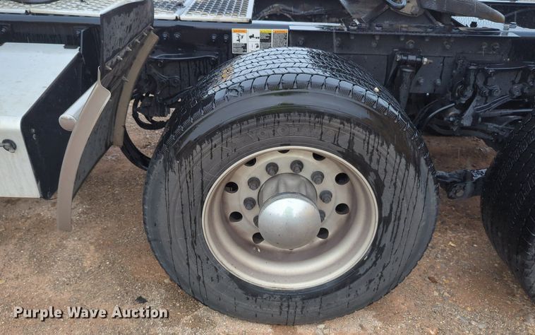 image for item NG9824 2022 Kenworth  T680 semi truck