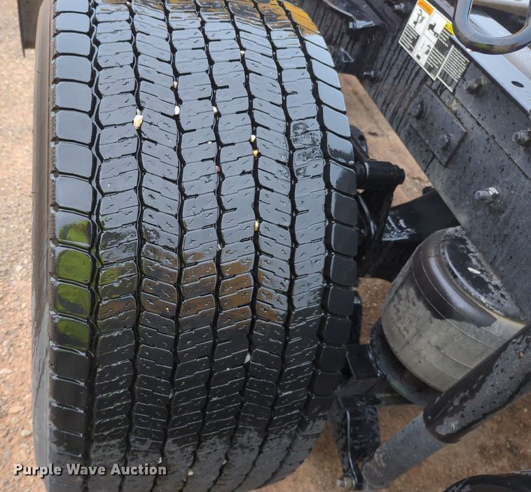 image for item NG9824 2022 Kenworth  T680 semi truck