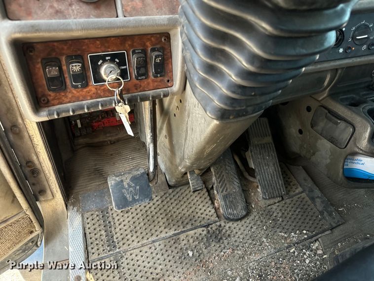 image for item NL9940 2005 Kenworth W900 semi truck