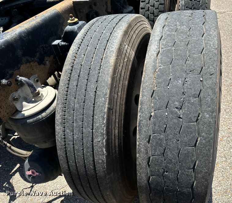 image for item NL9940 2005 Kenworth W900 semi truck