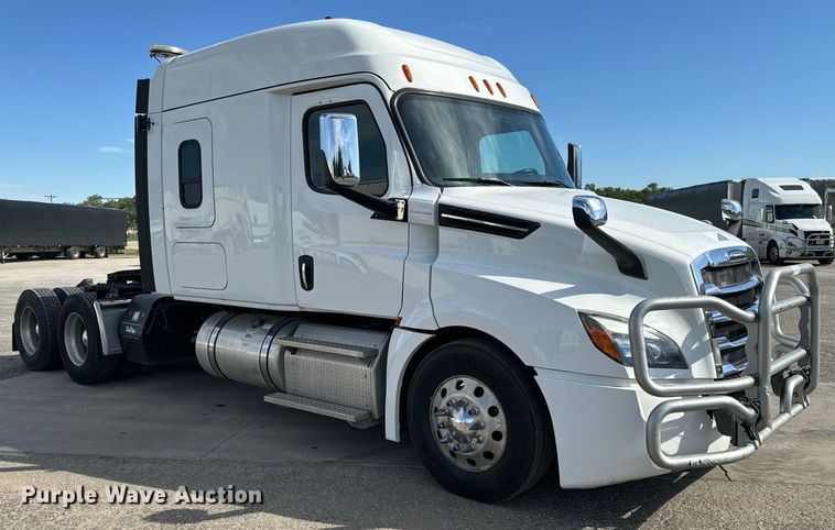 image for item NL9944 2019 Freightliner  Cascadia semi truck