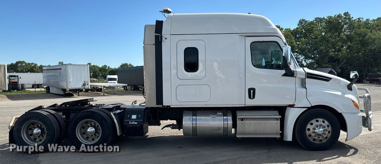 image for item NL9944 2019 Freightliner  Cascadia semi truck