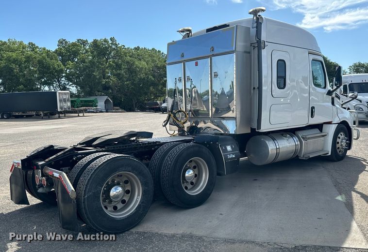 image for item NL9944 2019 Freightliner  Cascadia semi truck