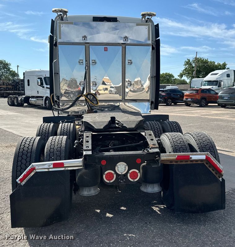 image for item NL9944 2019 Freightliner  Cascadia semi truck