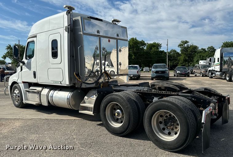 image for item NL9944 2019 Freightliner  Cascadia semi truck