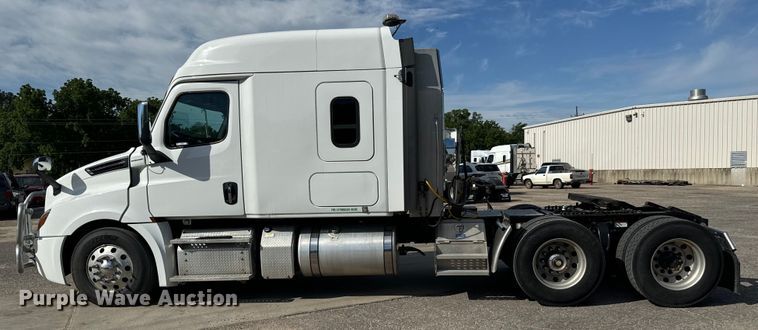 image for item NL9944 2019 Freightliner  Cascadia semi truck