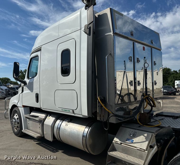 image for item NL9944 2019 Freightliner  Cascadia semi truck