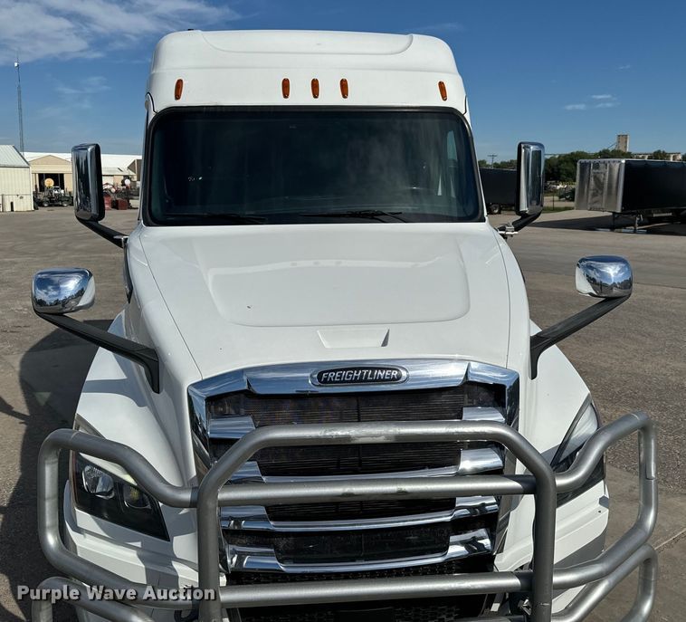 image for item NL9944 2019 Freightliner  Cascadia semi truck