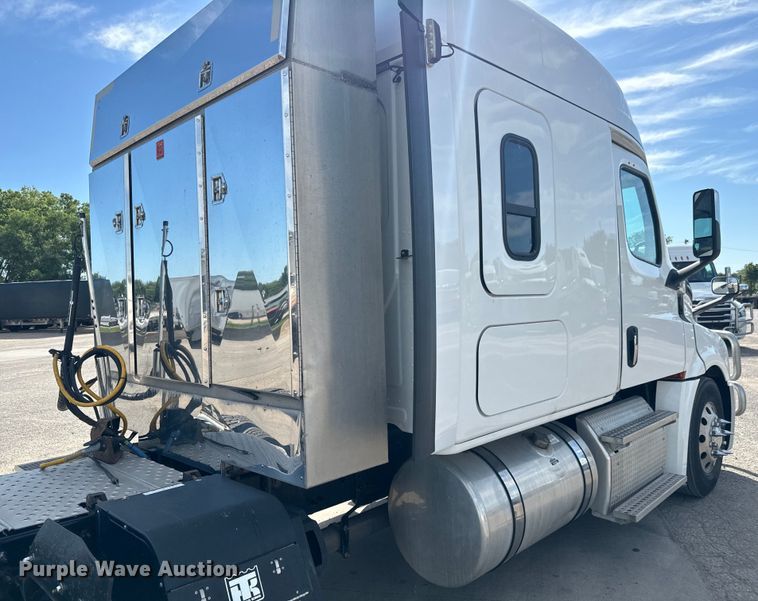 image for item NL9944 2019 Freightliner  Cascadia semi truck