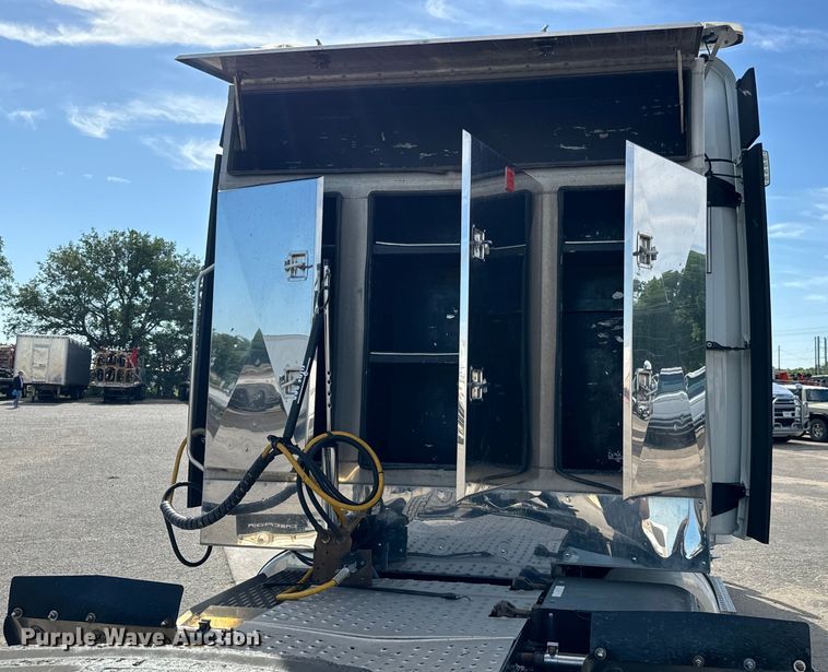 image for item NL9944 2019 Freightliner  Cascadia semi truck