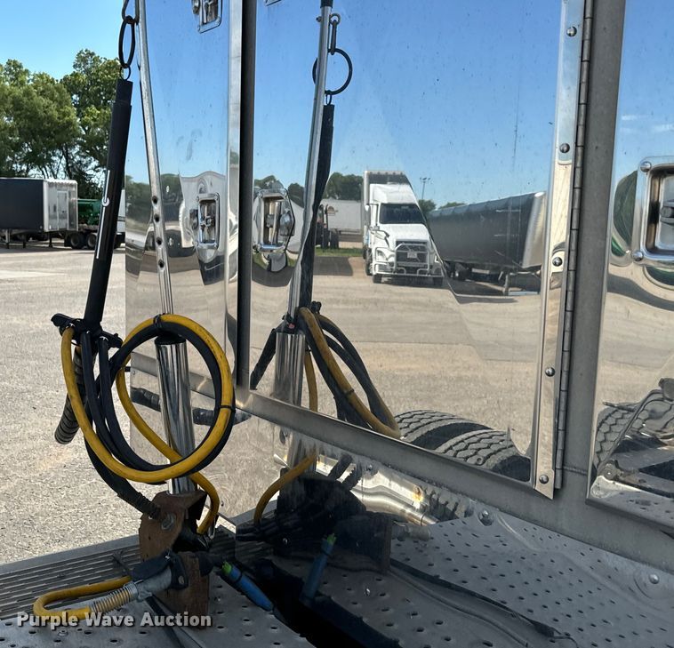 image for item NL9944 2019 Freightliner  Cascadia semi truck