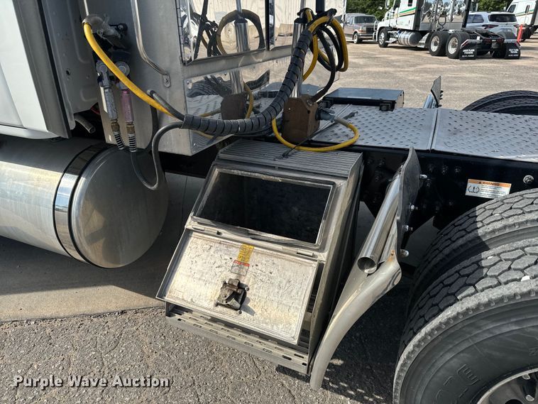 image for item NL9944 2019 Freightliner  Cascadia semi truck