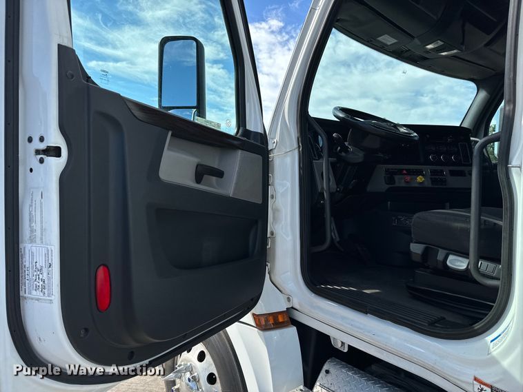 image for item NL9944 2019 Freightliner  Cascadia semi truck