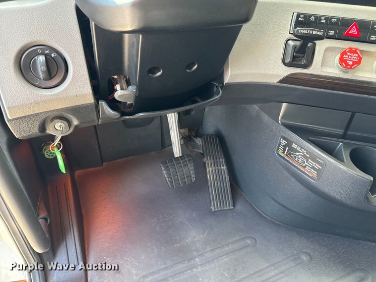 image for item NL9944 2019 Freightliner  Cascadia semi truck