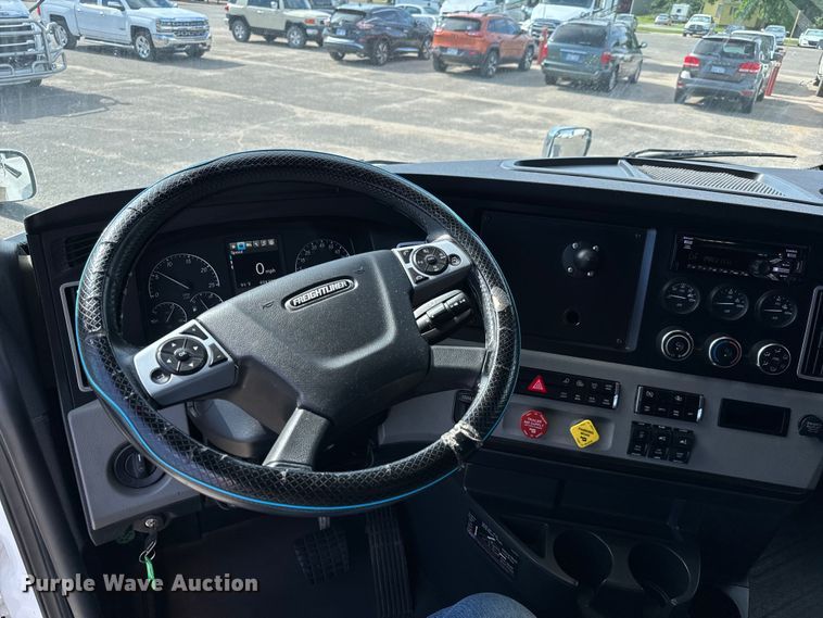 image for item NL9944 2019 Freightliner  Cascadia semi truck