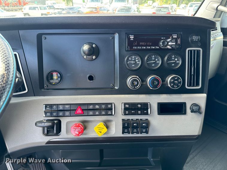 image for item NL9944 2019 Freightliner  Cascadia semi truck