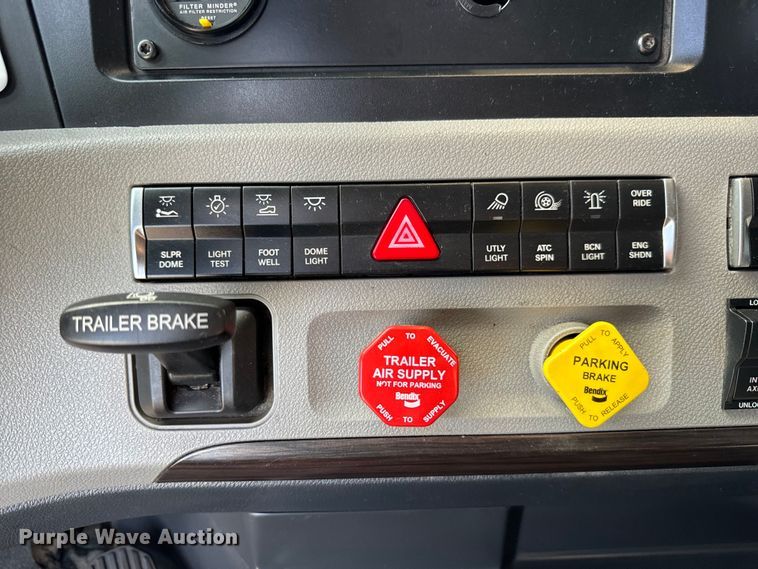 image for item NL9944 2019 Freightliner  Cascadia semi truck