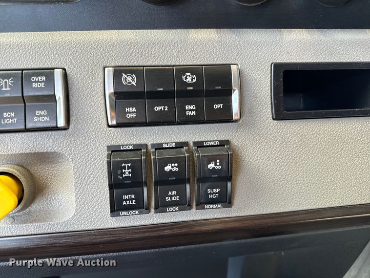 image for item NL9944 2019 Freightliner  Cascadia semi truck