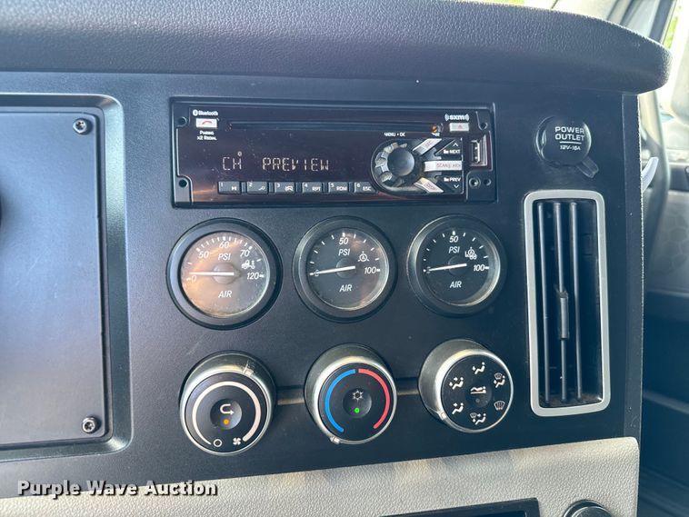 image for item NL9944 2019 Freightliner  Cascadia semi truck