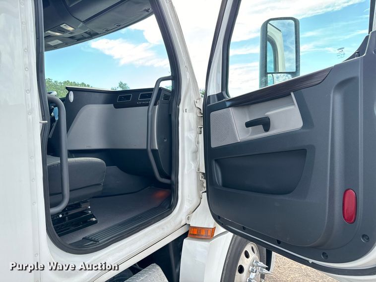 image for item NL9944 2019 Freightliner  Cascadia semi truck