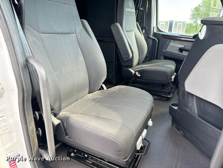 image for item NL9944 2019 Freightliner  Cascadia semi truck