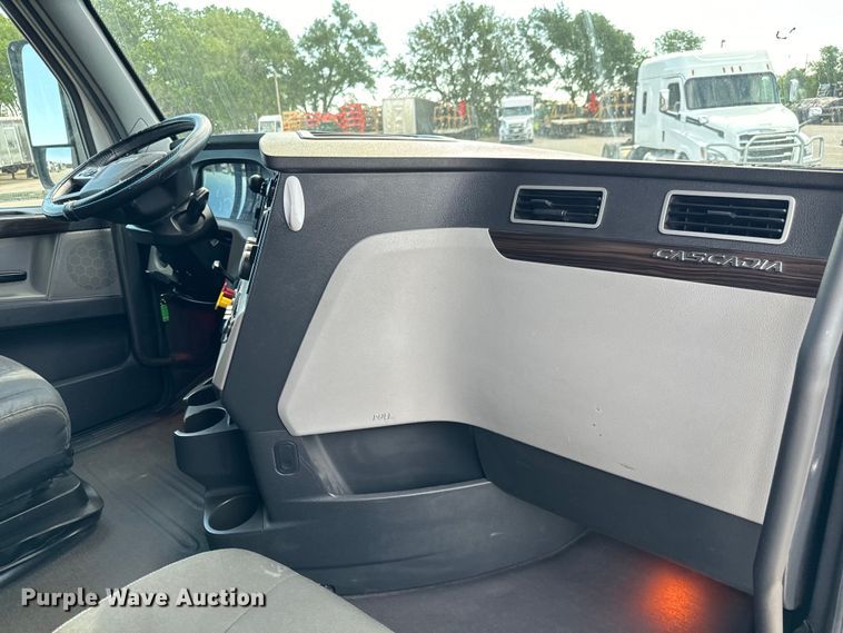 image for item NL9944 2019 Freightliner  Cascadia semi truck