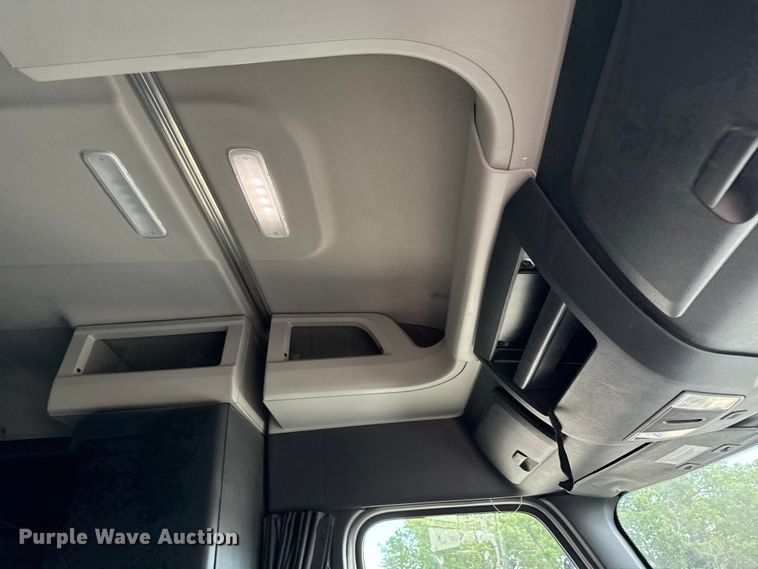 image for item NL9944 2019 Freightliner  Cascadia semi truck