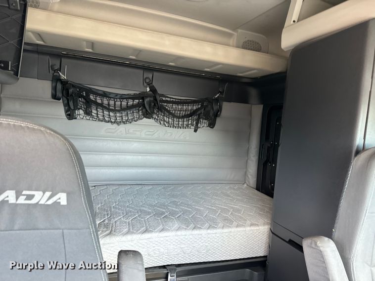 image for item NL9944 2019 Freightliner  Cascadia semi truck