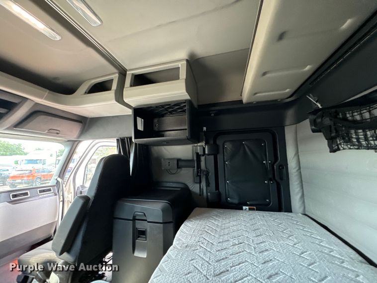 image for item NL9944 2019 Freightliner  Cascadia semi truck