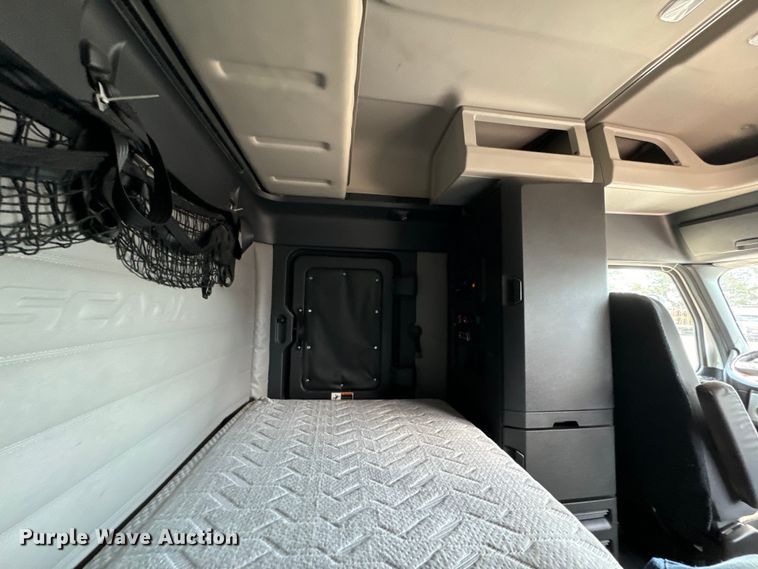 image for item NL9944 2019 Freightliner  Cascadia semi truck