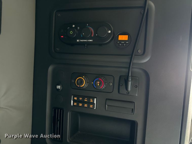 image for item NL9944 2019 Freightliner  Cascadia semi truck