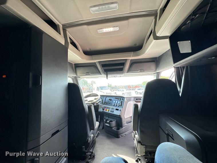 image for item NL9944 2019 Freightliner  Cascadia semi truck