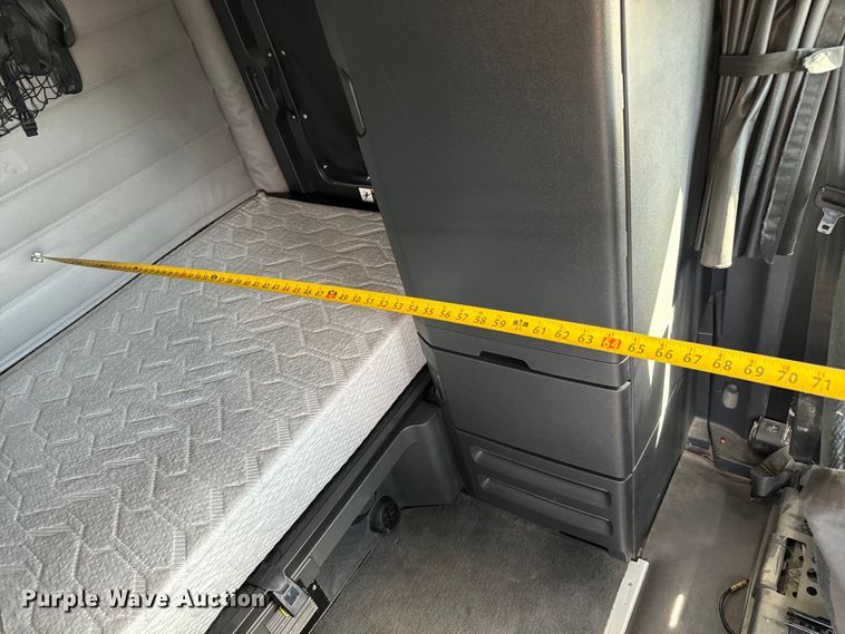 image for item NL9944 2019 Freightliner  Cascadia semi truck