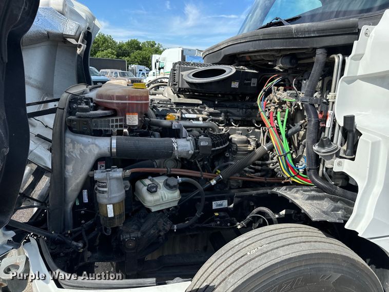 image for item NL9944 2019 Freightliner  Cascadia semi truck