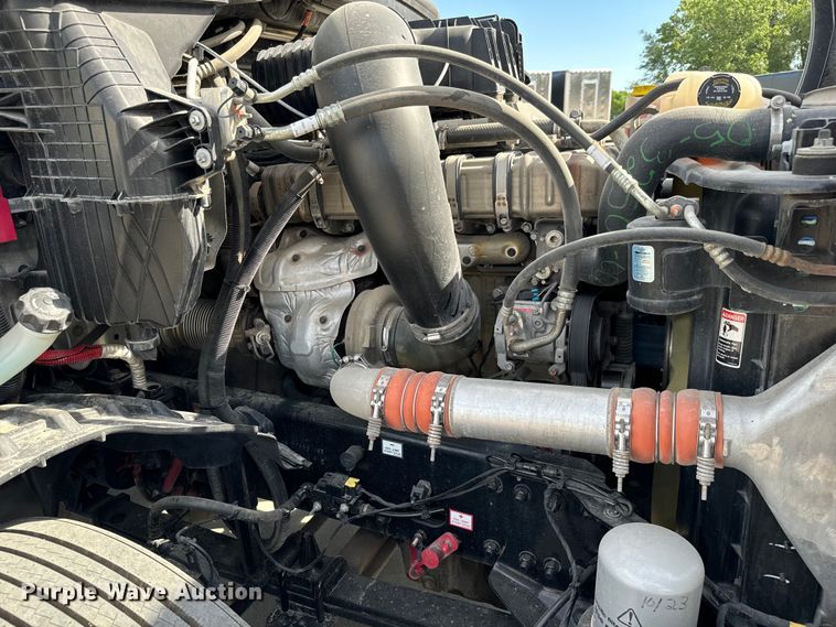 image for item NL9944 2019 Freightliner  Cascadia semi truck