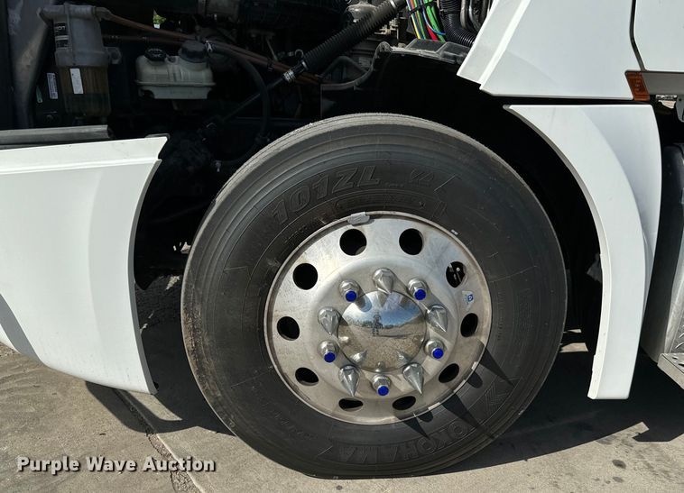 image for item NL9944 2019 Freightliner  Cascadia semi truck