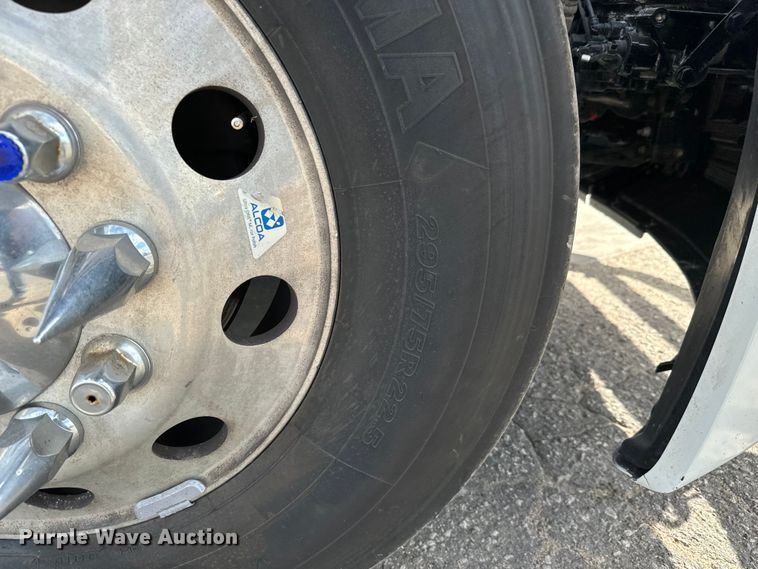 image for item NL9944 2019 Freightliner  Cascadia semi truck