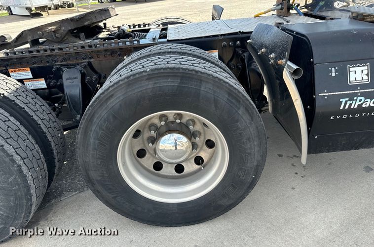 image for item NL9944 2019 Freightliner  Cascadia semi truck